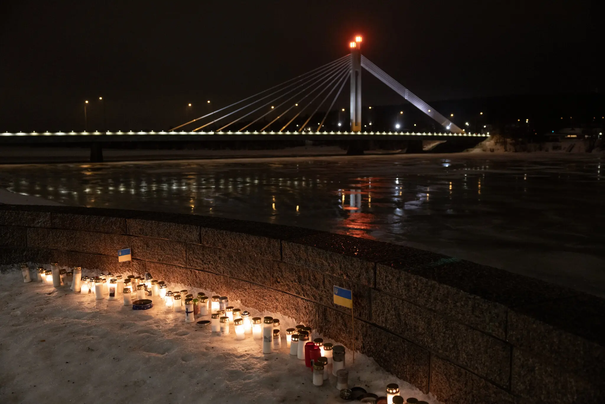 Вахта на підтримку України у війні проти Росії на набережній у Рованіємі, Фінляндія, у лютому.